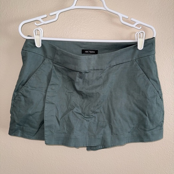 Arc'teryx Olive Green Skort w/ Front & Back‎ Pockets size 8 - Picture 1 of 3